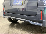 【後退時ブレーキサポート】リヤバンパーに4つの超音波センサーを内蔵し、車両後方にある障害物を検知。透明なガラスなども検知でき、コンビニの駐車場などでの衝突回避をサポートします。