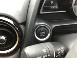 【 プッシュボタンスタートシステム 】 「アドバンストキーを携帯し、ブレーキペダルを踏みながらインパネ上のボタンを押すだけで、エンジンの始動/停止ができます。」
