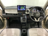 車内は光触媒抗菌消臭施工済です。スタイリッシュなデザインで暖かみのあるインパネ周りを演出します。グローブボックスやカップホルダーのほかにトレーなどたくさんの収納スペースが装備されています。