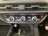 【左右独立オートエアコン】左右席で独立温度コントロールが可能です。運転席はキンキンに冷やして助手席はマイルドにと言った設定が可能です☆暑さ寒さでケンカすることもなくなりますね♪
