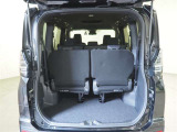 3列目シートは跳ね上げ式で折りたたみ可能です。キャンプ用品など大きな荷物もばっちり収納可能です!