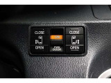 両側電動スライドドアはドアの直接操作以外にも運転席からのスイッチ操作やリモコン操作でも開閉が可能!狭い駐車場などでもドアの開閉が楽々・安心ですね!