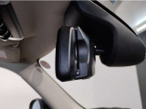 【ルームミラー一体型ETC車載器】ルームミラーの裏側に目立たない様に配置されたETCカード挿入口。スタイリッシュ且つ機能的なものとなっております。