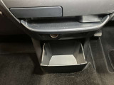 お気に入りのCDなどが収納できる格納式ボックス★