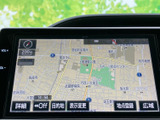 周辺の道路や施設を地図上で確認でき、目的地までのルート確認に役立ちます。地図の拡大縮小や目的地設定などの項目も画面下にまとまり、お出かけ前の準備を進めやすいナビ画面です。