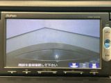 【バックカメラ】運転が苦手な方も車庫入れラクラクです!ギアをリバースに入れれば自動的に切り換わりますので、面倒な操作は不要です♪狭い駐車場もお車を傷つけず安心ですね!