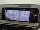 【純正ナビゲーション】BMWのナビゲーションは操作性も良く、詳細な地図情報と交通状況を見やすく表示し、快適なドライビングをサポートしながら目的地までナビゲートします。