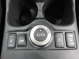 2WD・4WD切替スイッチと、滑りやすい路面を下る時に、速度をコントロールするスイッチです。