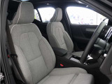 運転席8ウェイパワーシート(ドアミラー連動メモリー機構付)、助手席8ウェイパワーシート、クッション・エクステンションを搭載。シートクッションの長さを調節することができ、ホールド性をさらに高めます。