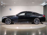 BMWではロングホイールベースの採用をしており、すべての車種に適用され、走行中の安定感の向上されております。また室内空間の広さにも貢献しております。