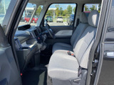 視界を遮りにくい広い窓と、前方を見渡しやすい運転席まわりが特徴。ゆったりした座面で乗り降りもしやすく、明るく開放的な室内で過ごせます。
