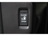 リア左側はパワースライドドアで、開閉には運転席のスイッチ、またはスライドドアのドアハンドルを少し引くだけで自動開閉します。