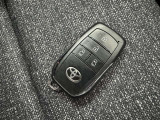 スマートキーをポケットやバッグに携帯していれば、キーを取り出すことなくドアハンドルを握り解錠、ドアハンドルのセンサーに触れるだけで施錠できます。