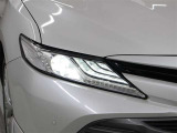 Bi‐Beam LEDヘッドランプは、3層に重なったLEDクリアランスランプで、横方向への広がりと奥行きのある高い質感を表現しています。