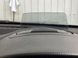 車速やナビのルート誘導などを表示してくれるアクティブ・ドライビング・ディスプレイ。視線や焦点調節が少なく済み、気持ちよく安全に運転を楽しめます。