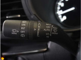 【オートワイパー機能】レバーをAUTOの位置にしているとき、レインセンサーが雨を感知すると、雨量に応じて、ワイパーが自動で作動します。