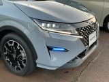 オーテックの専用装備であるシグネチャーLEDは、海面に船が描く波模様「航跡波(こうせきは)」をモチーフにデザインされた、鮮やかなブルーに輝く先進的なLEDライティングユニットです。