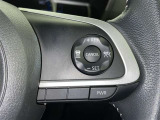 クルーズコントロール機能が付いています。 速度を設定するとアクセルを踏まなくても一定の速度で走ることができます。  高速道路ではとても便利な装置なんです。