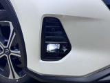 バンパー下部にビルトインされたLEDフォグランプ。雨天や濃霧などの悪天候時にも自車の視認性を高め、足元をしっかり照らして安心感をプラスします。