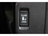リア右側はパワースライドドアで、開閉には運転席のスイッチ、またはスライドドアのドアハンドルを少し引くだけで自動開閉します。