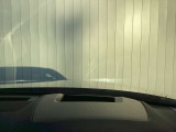 必要な情報を投影するヘッドアップディスプレイ(運転席前のガラス等に車速やナビ情報を投影する機能)。視線移動を抑え、速度やナビのルート案内、安全警告を直感的に確認。長距離運転でも疲れません。