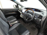 シンプルで使いやすいデザインの運転席です。
