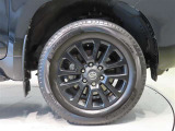 純正のアルミホイール装着車です。タイヤサイズは265/60R18です。