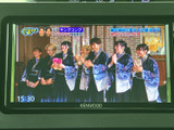 テレビ番組を画面に映し出す機能を備え、停車中の待ち時間などに映像を楽しめます。見やすい画面表示で、車内で過ごす時間をより快適に活用できる装備です。