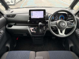 広々とした運転席で快適なドライブをお楽しみください
