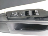 《パワーウインドウスイッチ》車の基本装備のひとつのパワーウインドウです。オート機能もあって、押し方の強弱で調整も出来ます。