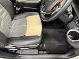運転席シート足元です。