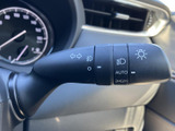 レバーには方向指示やライトに関するマークが見やすく配置されています。運転席から確認しやすい表示で、走行中も手元の位置を把握しながら各種操作に活用できます。