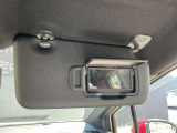 身だしなみのチェックなどにも便利なバニティミラー付きサンバイザー(運転席側)