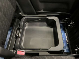 【シートアンダーボックス】助手席下には持ち運び可能な収納ボックスが装備されています。車検証ケースや靴などが収納できます。