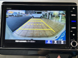 後方の映像にガイドラインが表示され、駐車時に車両と周囲の位置関係を確認しやすくなっています。目視で周囲を確かめながら、車庫入れや切り返しの際に活用できます。
