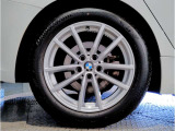 BMWの純正アロイホイールは軽量かつ強度にも優れているホイールで走行性能を引き上げる設計になっております。足元にもBMWは妥協がなくこだわっている個所になります。