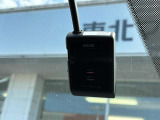 あおり運転対策や予期せぬトラブルへの備えとして心強いドライブレコーダー。走行中の映像をしっかりと記録し、ドライバーと同乗者の安全を見守ります。購入後すぐに安心してドライブを楽しめる人気の装備です。