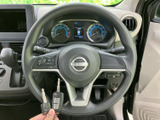 握りやすいステアリングで、快適な運転操作を実現します。操作性にも優れ、スムーズなハンドリングを可能にします。