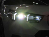 先進のLEDテクノロジーを採用。照射される白色光の周波特性は太陽に近く、バイ・キセノン・ヘッドライトを上回るコントラストでさらに明るく輝きます。
