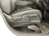【シートレバー】ただ座るだけじゃない、運転のしやすさを決める大事なスイッチ。視界を広げたり、腰への負担を減らしたり。体型に合わせてジャストフィットさせるこの瞬間、さあ走るぞって気合が入ります。
