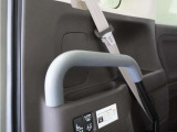 ◆車いす乗員用手すり◆手すりを握ることで、車いすユーザーの安心感を高めます。