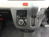 【オートエアコン】一度お好みの温度に設定すれば、車内の温度を検知し風量や温度を自動で調整。暑い&hellip;寒い&hellip;と何度もスイッチ操作をする必要はありません。快適な車内空間には必須の機能ですね