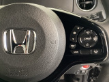 ハンドルにHondaセンシング系のクルーズコントロールやレーンキープアシストなどのスイッチが装備されています。ハンドルから手を離さず安全に操作できます。