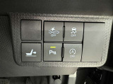 コーナーセンサーを車の前後に装備。障害物までの距離に応じて警告音を変えてお知らせ。縦列駐車時や駐車場・車庫などでの取り回しをサポートします。詳細は販売店スタッフまでおたずねください。