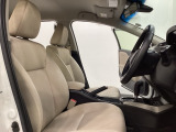 広い足元にゆったり座れるシートには肘掛けも装備しており長距離の運転でも疲れにくくなってます。