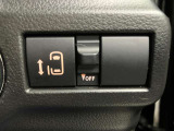 【運転席パワースライドドアスイッチ】運転席から後席のドアの開閉の操作を行うことができます。