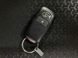 電子カードキーを携帯していれば、ドアハンドルやバックドアのリクエストスイッチを押すだけでドアの施錠・解錠が出来ます♪もちろん 遠隔操作も可能です!盗難防止のイモビライザー機能装備ですよ ☆