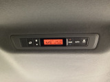 後部座席にもエアコンの吹き出し口があるので車内全体を快適に過ごすことができます。