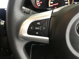 ステアリングスイッチ付き。前方から目を離すことなく操作することが可能です。