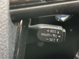 クルーズコントロール機能が付いています。 速度を設定するとアクセルを踏まなくても一定の速度で走ることができます。  高速道路ではとても便利な装置なんです。
